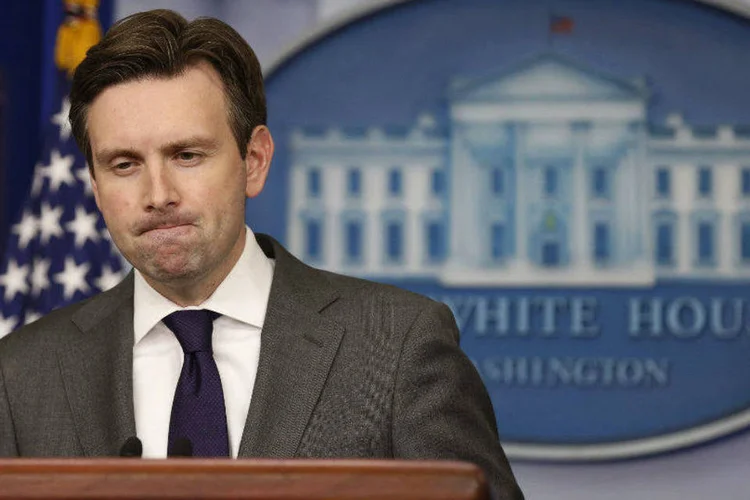
	O porta-voz da Casa Branca, Josh Earnest: &quot;dever&iacute;amos ter enviado algu&eacute;m de mais alto perfil&quot;
 (Larry Downing/Reuters)