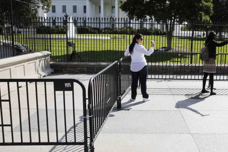 
	Casa Branca com nova barreira para prote&ccedil;&atilde;o: invasor pode ser condenado a dez anos de pris&atilde;o
 (Larry Downing/Reuters)