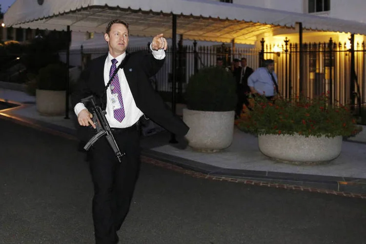 
	Agente do servi&ccedil;o secreto apressa as pessoas durante a evacua&ccedil;&atilde;o da Casa Branca, nos Estados Unidos
 (Larry Downing/Reuters)