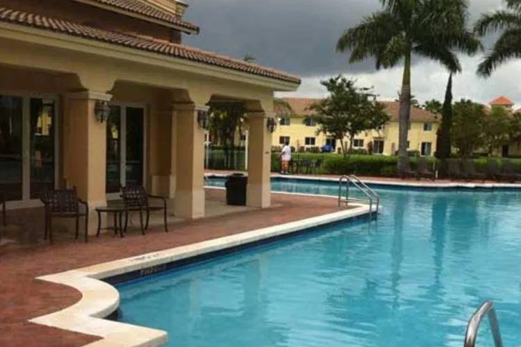 
	Piscina em condom&iacute;nio em Miami: im&oacute;veis podem concentrar demais o investimento l&aacute; fora
 (Divulgação)