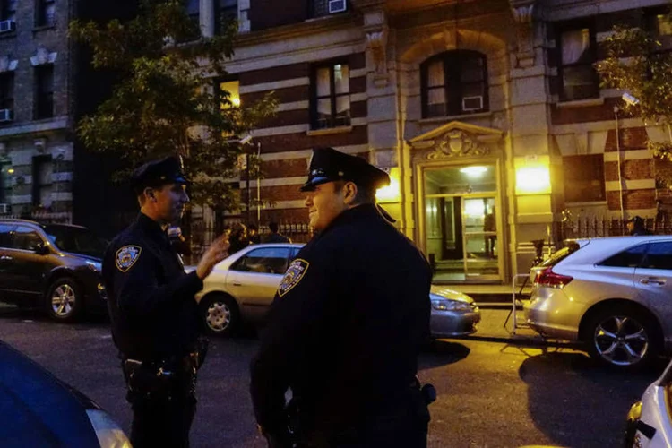 Policiais em frente ao prédio de Craig Spencer: médico usou metrô, andou de táxi e visitou um boliche desde que voltou da Guiné (Eduardo Munoz/Reuters)