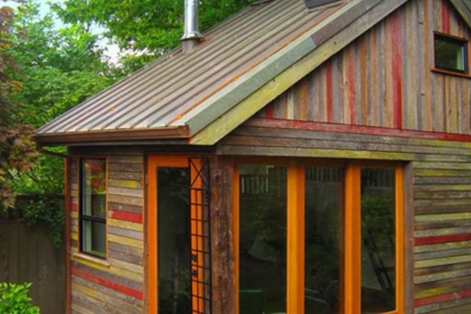Norte-americana reaproveita madeira de celeiro para construir casa