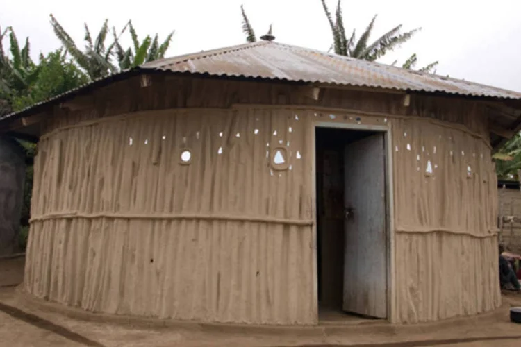 
	Casa de vilarejo na Tanz&acirc;nia: pol&iacute;cia j&aacute; deteve 13 pessoas
 (Fanny Schertzer/ Wikimedia Commons)