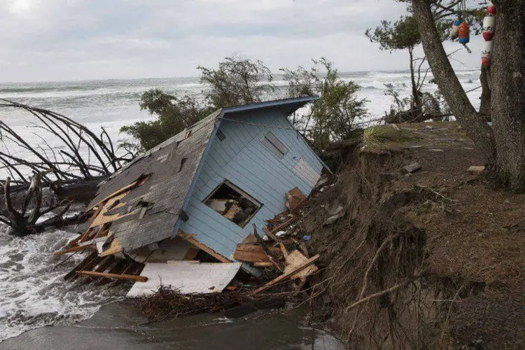 Casa destruída durante deslizamento causado por tempestade nos Estados Unidos (David Ryder/Reuters)