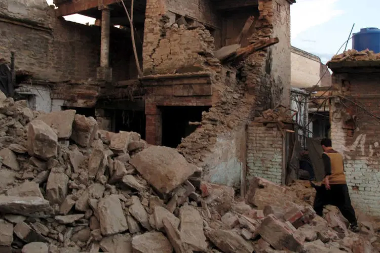 
	Casa destru&iacute;da ap&oacute;s forte terremoto no Paquist&atilde;o: situa&ccedil;&atilde;o &eacute; dram&aacute;tica pela combina&ccedil;&atilde;o dos danos da trag&eacute;dia, a topografia &iacute;ngreme da regi&atilde;o e a presen&ccedil;a de rebeldes talib&atilde;s em alguns pontos
 (Reuters / Hazrat Ali Bacha)
