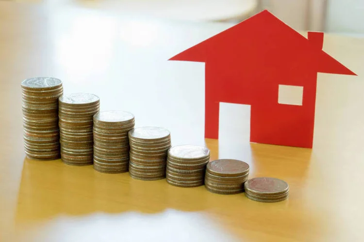 Dinheiro e casa: O comportamento dos preços está favorável para quem planeja alugar um imóvel (Thinkstock/Photobuay)