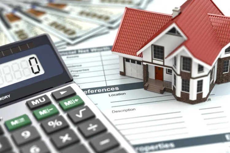 
	Casa em miniatura e calculadora: Venda de im&oacute;vel por valor inferior ou igual a 440 mil reais pode ser isenta de IR
 (ThinkStock/Bet_Noire)