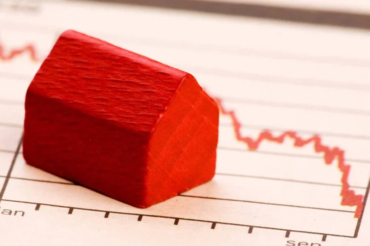 
	Casa em miniatura e gr&aacute;fico sinalizando queda: Descontos de at&eacute; 40% ser&atilde;o oferecidos em sites e eventos, realizados em diversos estados
 (ThinkStock/Tyler Olson)