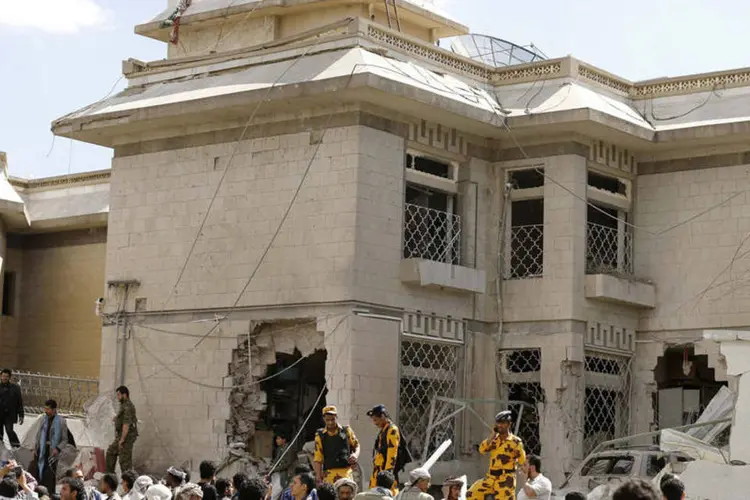 Casa do embaixador do Irã no Iêmen: ataque, segundo tipo na cidade em dois meses, fez um grande buraco no prédio e lançou detritos por toda a rua (Khaled Abdullah/Reuters)