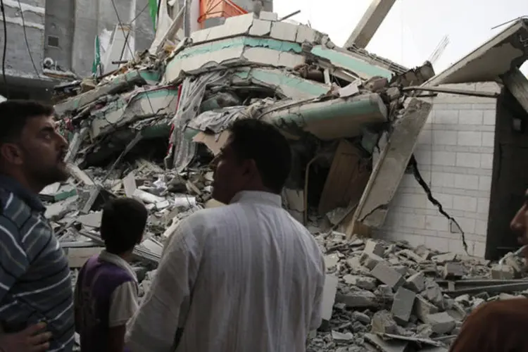 Destroços da casa de Ismail Haniyeh: aeronaves israelenses dispararam um míssil contra a casa do líder do Hamas em Gaza (Finbarr OReilly/Reuters)