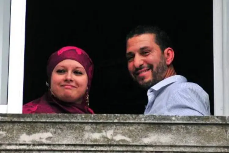 O tunisiano Abdul Bin Mohammed Abis Ourgy, ex-detido de Guantánamo, e sua noiva Samira, em Montevidéu (AFP/ DANTE FERNANDEZ)