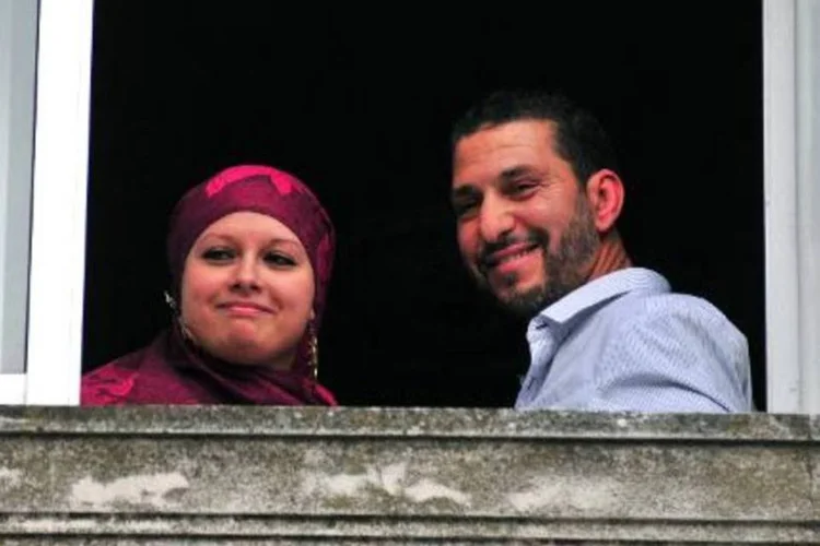 O tunisiano Abdul Bin Mohammed Abis Ourgy, ex-detido de Guantánamo, e sua noiva Samira, em Montevidéu (AFP/ DANTE FERNANDEZ)