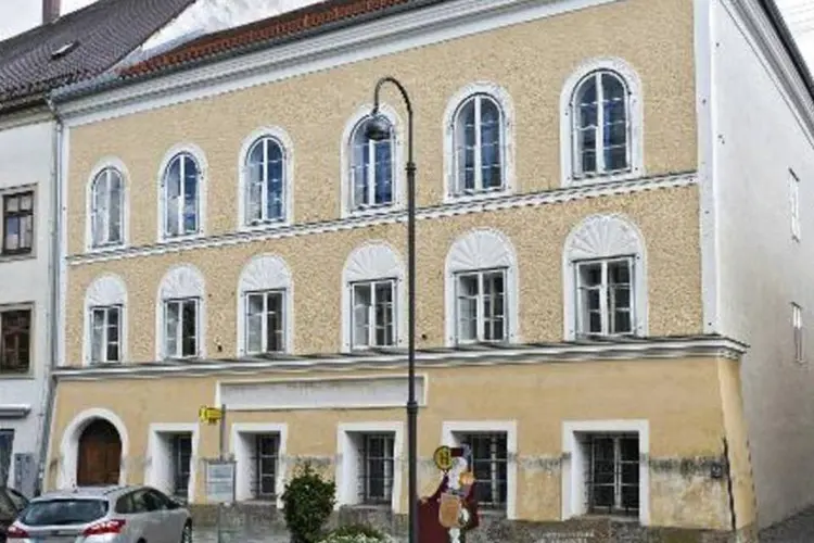 Casa onde Hitler morava em Braunau: homem fantasiado tirou foto no local (Manfred Fesl/AFP)