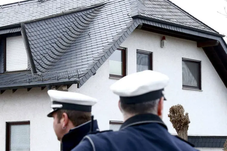 
	Policiais alem&atilde;es em frente &agrave; casa que supostamente pertence ao copiloto: segundo CEO, empresa escolhe seus tripulantes de forma muito cuidadosa
 (REUTERS/Ralph Orlowski)