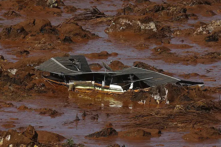 
	Casa soterrada por lama ap&oacute;s barragem romper em Minas Gerais: informa&ccedil;&atilde;o consta em boletim de prefeitura de Mariana
 (Ricardo Moraes / Reuters)