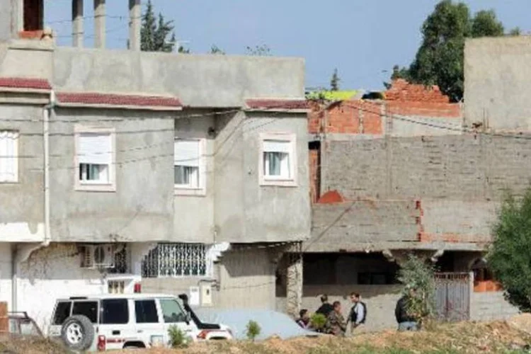 Casa cercada em Oued Ellil, na Tunísia, onde homens armados se refugiaram (Fethi Belaid/AFP)