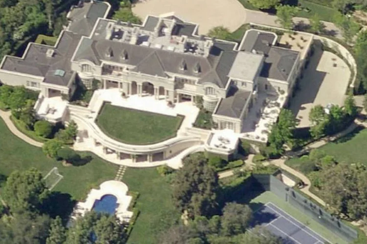 Casa foi reconstruída pelo investidor Gabriel Brener, que comprou o imóvel da esposa da Walt Disney, no final dos anos 90 (Reprodução / Bing Maps)