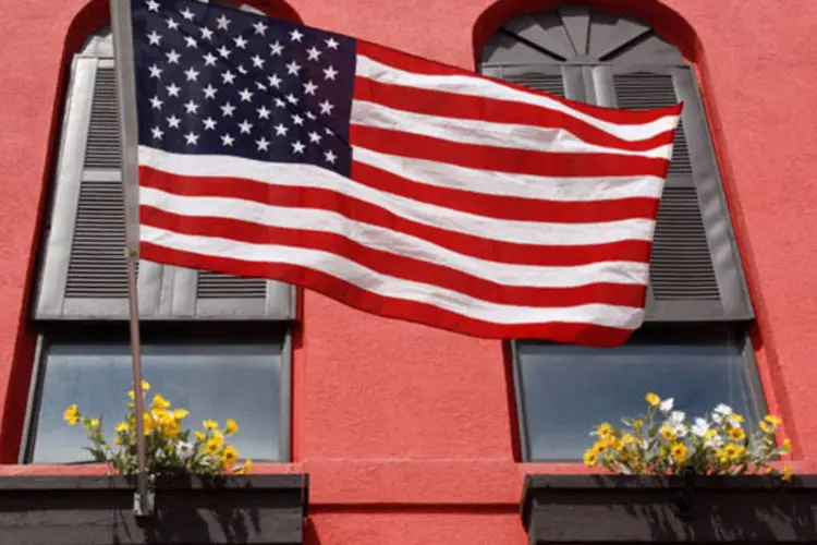 
	Casa com bandeira dos Estados Unidos: segundo os dados oficiais, o crescimento da economia foi de 0,1% no quarto trimestre.
 (Stock.xchng)