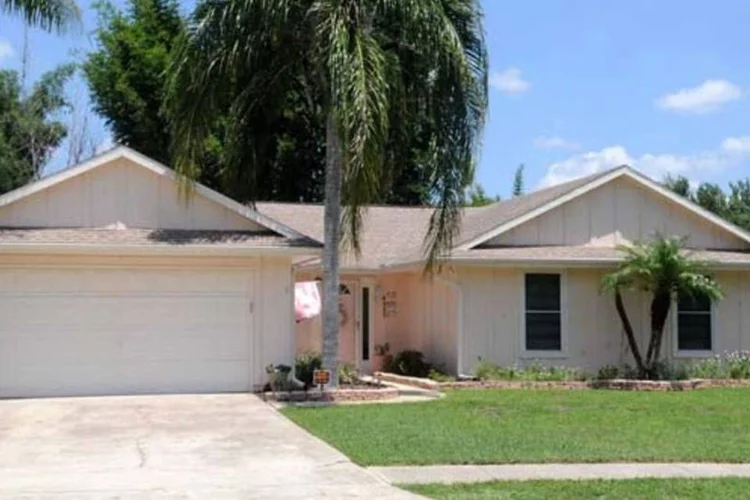 
	Casa em Orlando, Fl&oacute;rida: uma das hip&oacute;teses levantadas pela pol&iacute;cia &eacute; de um duplo assassinato seguido de suic&iacute;dio, provocado pelo fato de o pai de fam&iacute;lia n&atilde;o conseguir mais sustent&aacute;-la
 (Gerardo Mora / Getty Images)