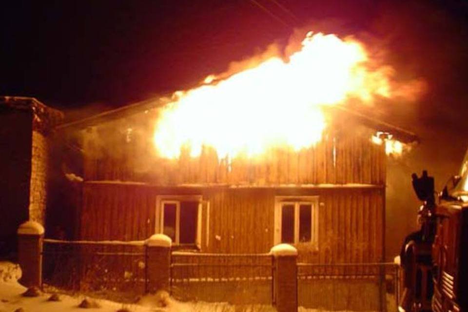 Nenhuma casa está livre de incêndios, uma das coberturas básicas do seguro residencial (Adrian Adrian/SXC)