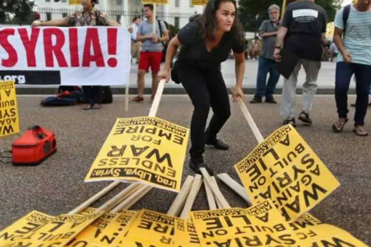Manifestantes: Hague reconheceu a decepção do governo britânico por não ter sido capaz de garantir aprovação parlamentar para uma intervenção na Síria (Getty Images/Chip Somodevilla)
