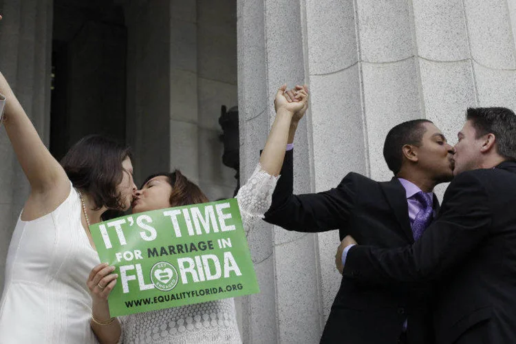 Casais se beijam em Miami, Flórida: a Flórida é o terceiro estado mais povoado dos Estados Unidos (Javier Galeano/Reuters)