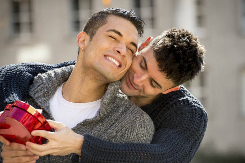 Itália aprova lei que regula uniões civis entre homossexuais