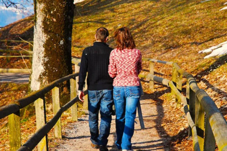 
	Casal caminhando no parque: o chamado &ldquo;horm&ocirc;nio do amor&rdquo; &eacute; a oxitocina, uma subst&acirc;ncia produzida em nosso c&eacute;rebro que est&aacute; relacionada &agrave; sensa&ccedil;&atilde;o de estar apaixonado
 (Mateusz Stachowski / Stock Xchng)