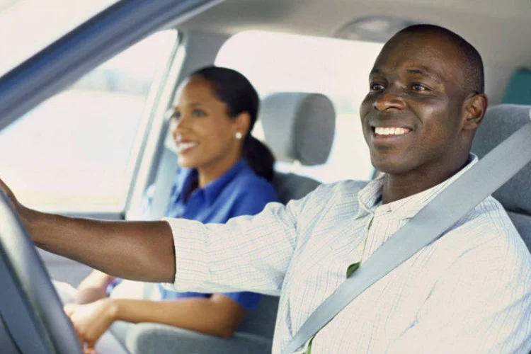 Motorista dirige carro: veja as dicas de vendedores de lojas multimarcas, avaliadores de concessionárias ou técnicos de seguradoras (Thinkstock)