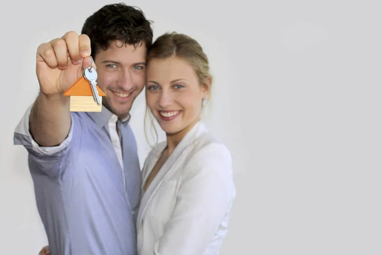 
	Casal com chaves do im&oacute;vel: Advogado responde se benef&iacute;cio do parceiro pode ser utilizado para diminuir as parcelas da d&iacute;vida na uni&atilde;o est&aacute;vel
 (Goodluz/ Thinkstock)