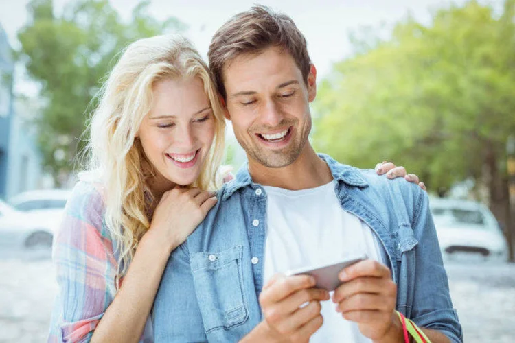 Casal com celular: mais de oito em cada dez consultados disseram ter enviado imagens íntimas por telefone (Wavebreakmedia Ltd/Thinkstock)