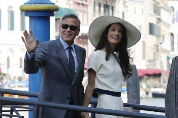 O casal George Clooney e Amal Alamuddin chega à cerimônia civil de casamento (Pierre Teyssot/AFP)
