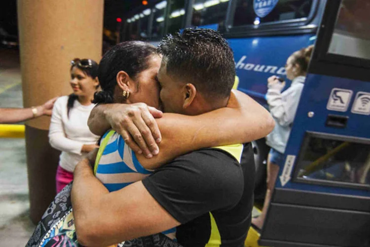 Emigração: Mailin Perez abraça o marido Jose Caballero, que fugiu de Cuba em um barco feito em casa (Ashley Landis/Reuters)