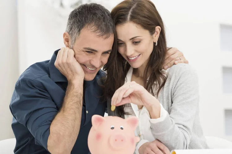 
	Casal economizando dinheiro: Antes de conversar abertamente sobre finan&ccedil;as, &eacute; necess&aacute;rio saber qual como o parceiro lida com o dinheiro
 (Ridofranz/Thinkstock)
