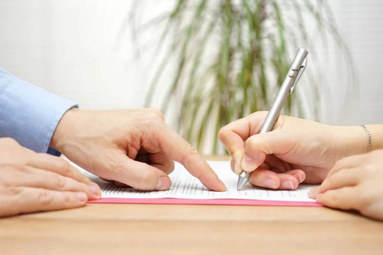 
	Documentos: &Eacute; poss&iacute;vel fazer um contrato para oficializar a uni&atilde;o est&aacute;vel
 (Thinkstock/BernardaSv)