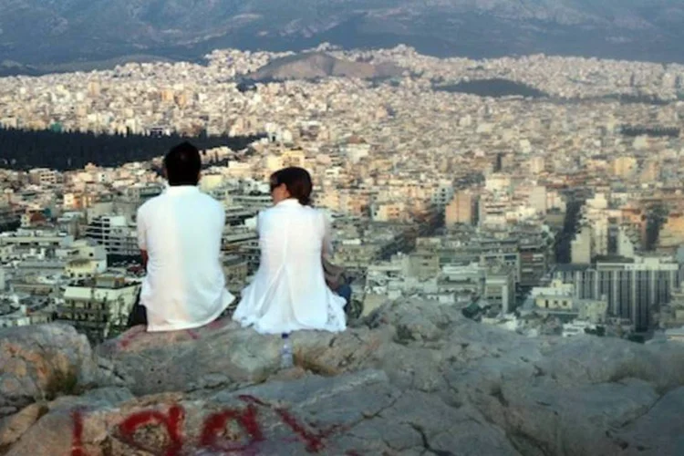 Casal diante da paisagem de Atenas (Matt Cardy/Getty Images)