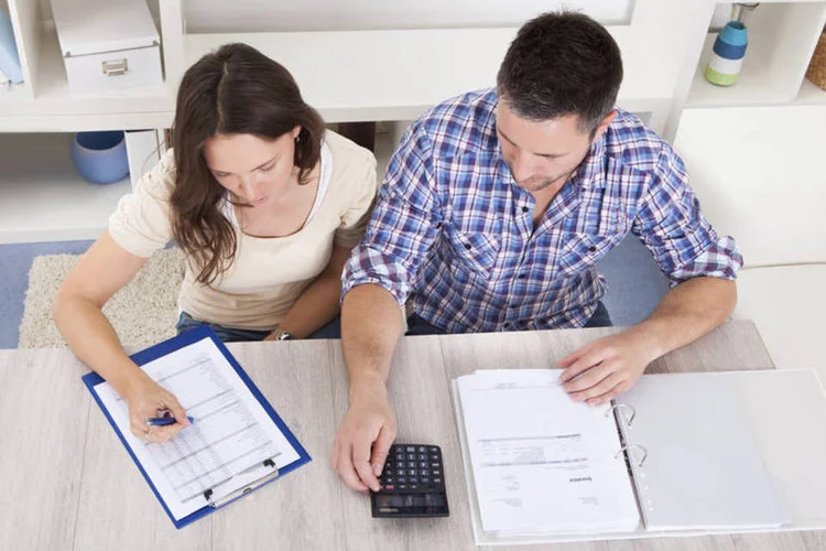 
	Casal fazendo contas: ter uma empresa com o c&ocirc;juge exige disciplina e profissionalismo
 (ThinkStock/AndreyPopov)