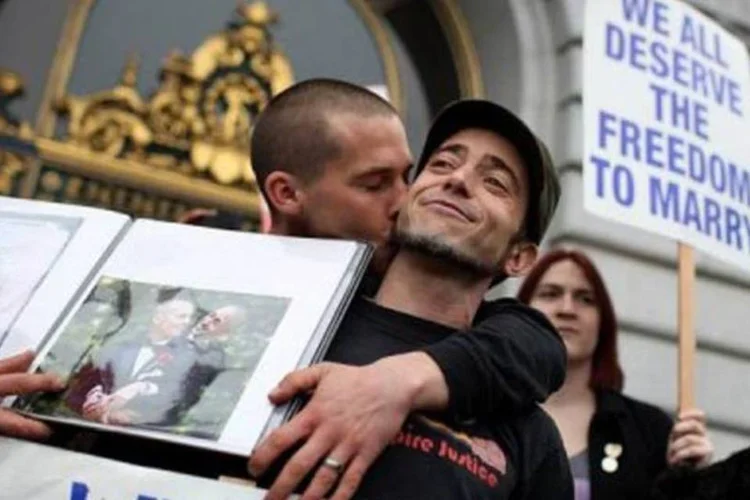 Manifestantes comemoram a decisão da justiça que autoriza o casamento entre homossexuais na Califórnia (AFP/Getty Images / Justin Sullivan)