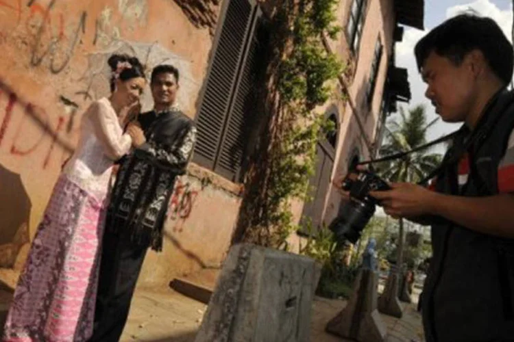 Casal indonésio: a medida também é consequência da queixa de várias esposas que indicavam não saber quanto seus maridos ganhavam (Romeo Gacad/AFP)
