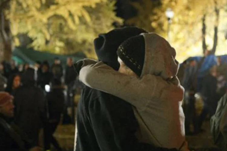 Casal se abraça em praça: 90% dos entrevistados reconheceram ter saído com pelo menos duas pessoas no último ano, nos EUA (©AFP/Arquivo / Natalie Behring)