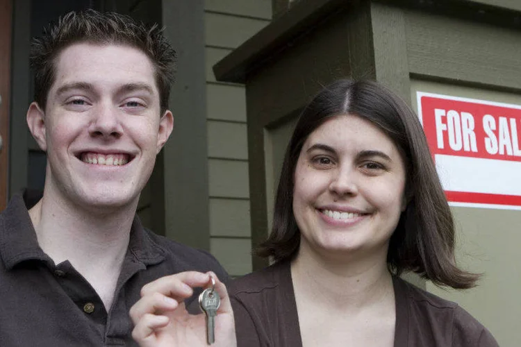 
	Casal jovem com as chaves da casa: 65% dos consultados com 25 a 34 anos de idade disseram pretender comprar uma casa nos pr&oacute;ximos 3 meses
 (Lisa Kyle Young/Thinkstock)