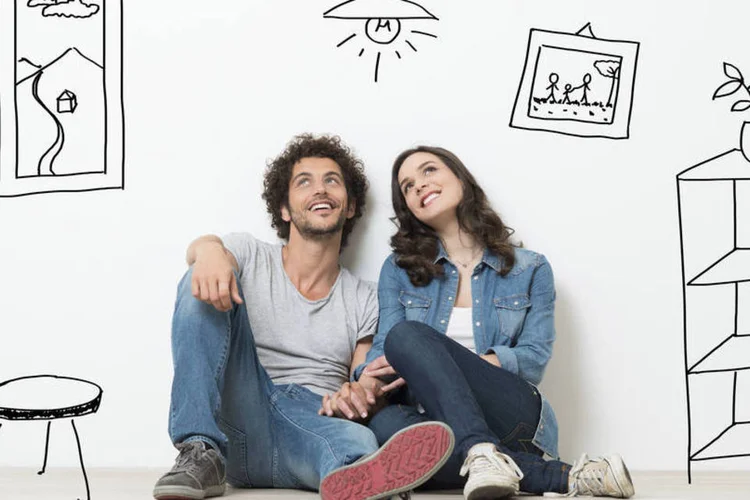 
	Casal sonhando com a casa pr&oacute;pria: Especialista indica a melhor maneira de adquirir a casa pr&oacute;pria para quem n&atilde;o tem reservas financeiras
 (Thinkstock/Ridofranz)