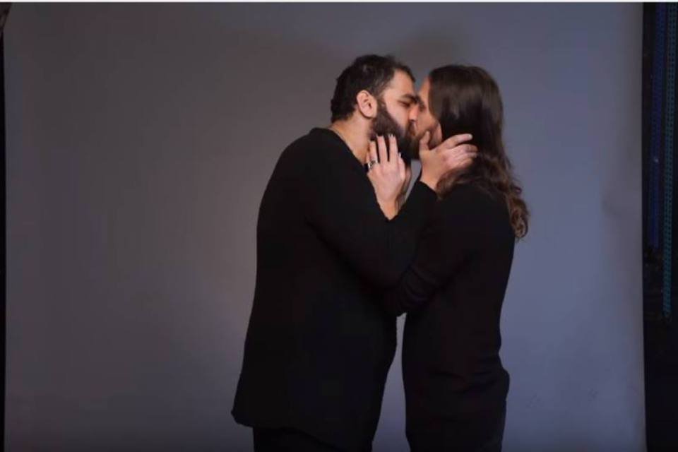 Judeus e árabes fazem "beijaço" contra proibição de livro