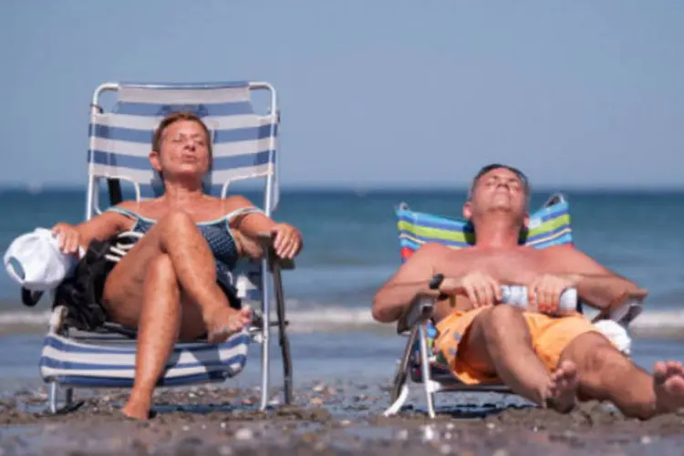 
	Casal na praia: Sem correr grande risco, R$ 1 milh&atilde;o pode gerar renda de R$ 3 mil mensais
 (Getty Images)