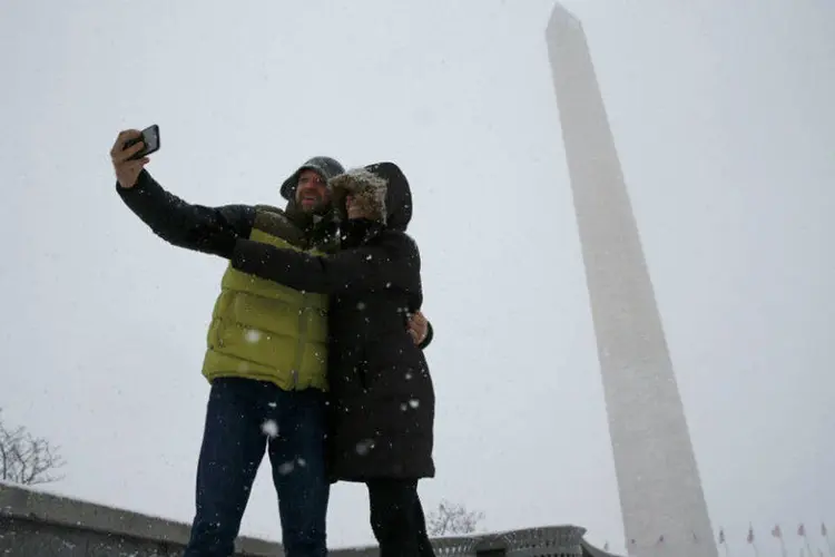Casal tira selfie durante nevasca em Washington D.C., Estados Unidos (Reuters)