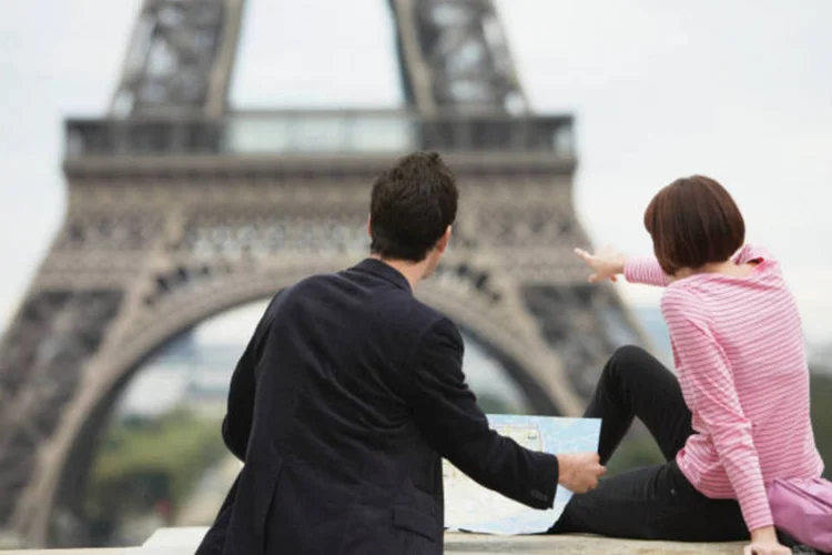 Você não deve andar por Paris de cabeça baixa olhando para um mapa, aproveite para ver a cidade  (ThinkStock)