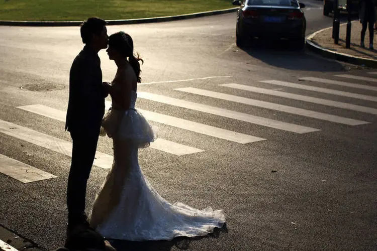 Casal posa para foto de casamento em rua de Songjiang, na China: o país tem um excesso de homens solteiros (Tomohiro Ohsumi/Bloomberg)