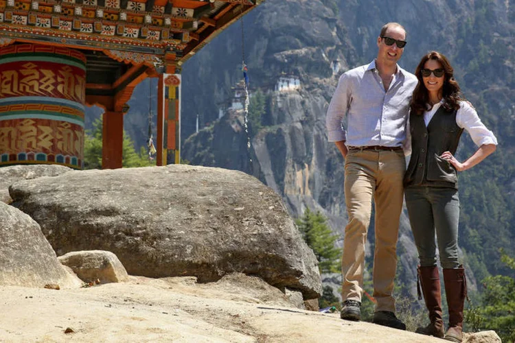 
	Kate e William nas montanhas: o casal parou no caminho para sorrir para as c&acirc;meras tendo como pano de fundo o monast&eacute;rio Taktsang Palphug, do s&eacute;culo 17, no Vale do Paro
 (Cathal McNaughton/ Reuters)