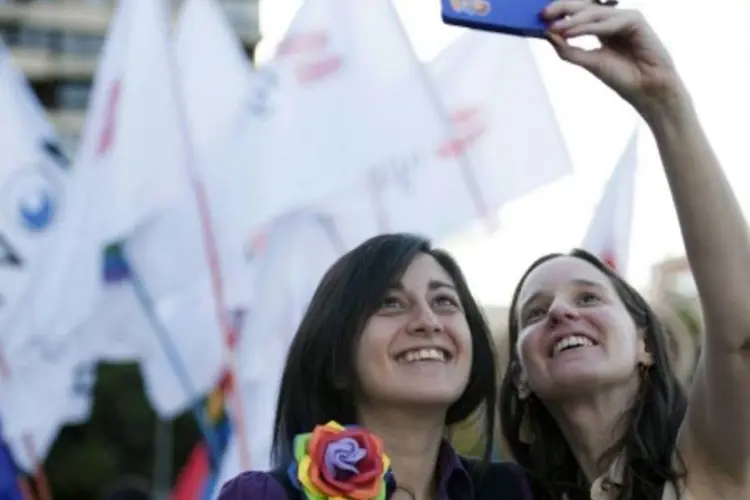 Um casal tira uma "selfie", em Santiago (Vladimir Rodas/AFP)