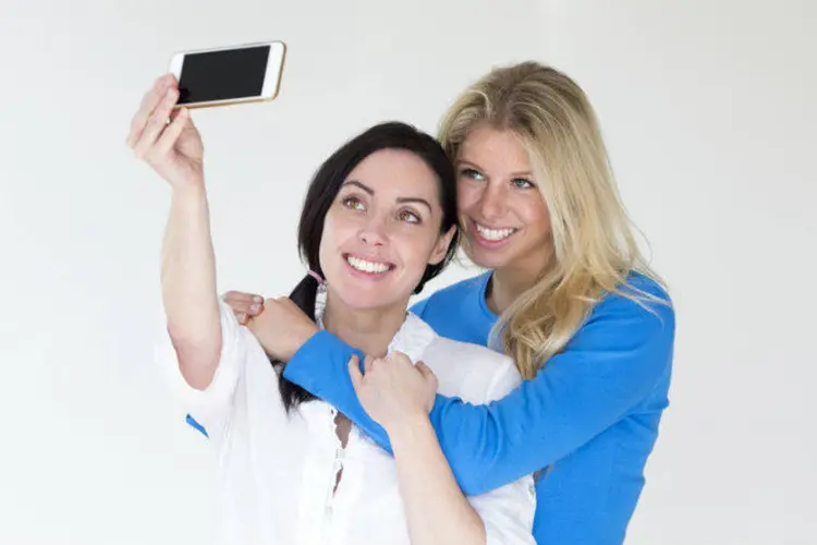 
	Casal tira selfie no celular: pesquisadores analisaram n&uacute;mero de fotos com seus parceiros, se haviam indicado que estavam &ldquo;em um relacionamento&quot;, entre outros dados
 (DGLimages/Thinkstock)